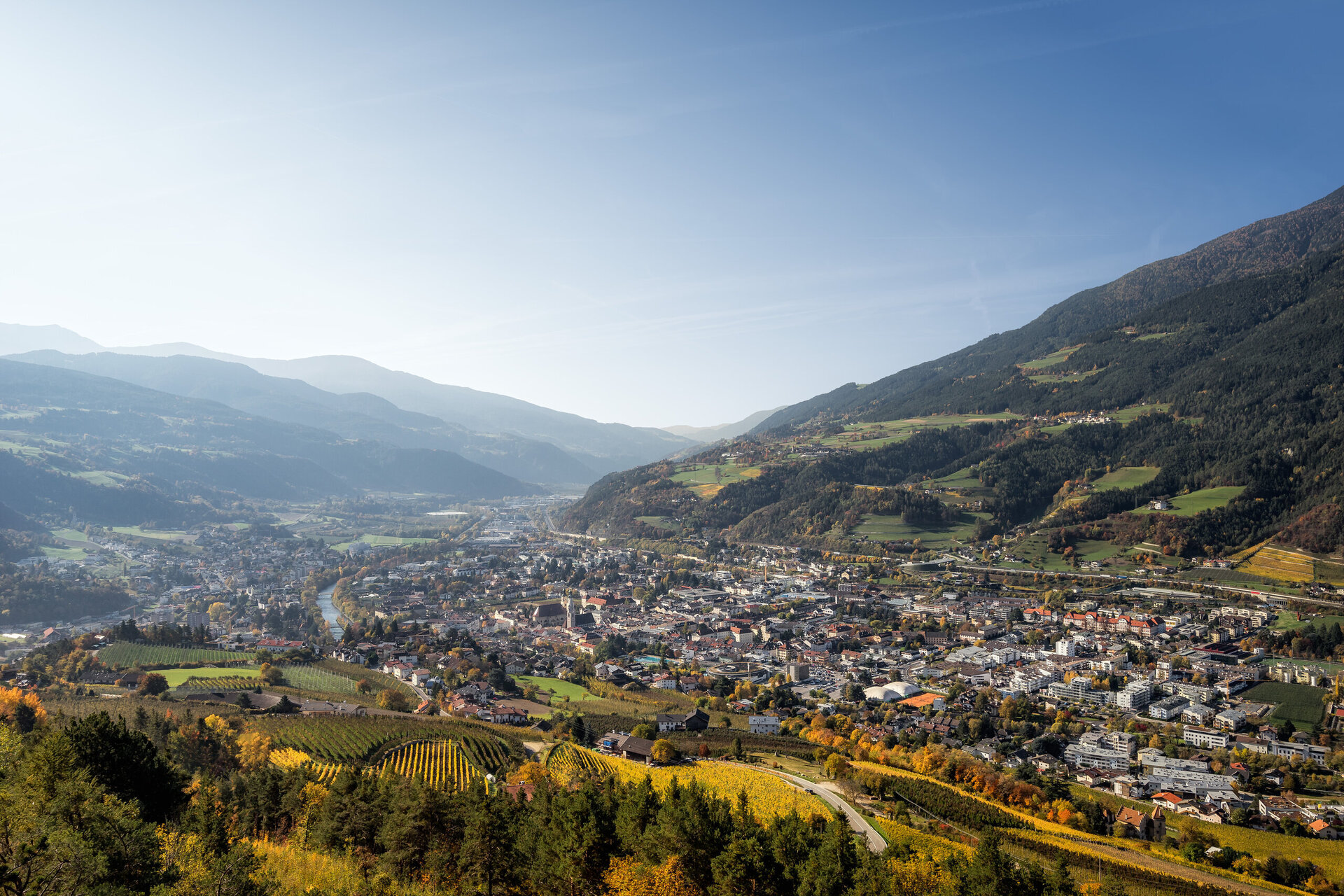 Vista panoramica su Brixen Südtirol in una valle soleggiata. | © (c) Santifaller Photography