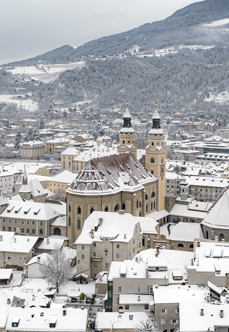 Met sneeuw bedekte daken en kerken in Brixen Südtirol, met vallei en bergen in de winter. | © Fabio De Villa