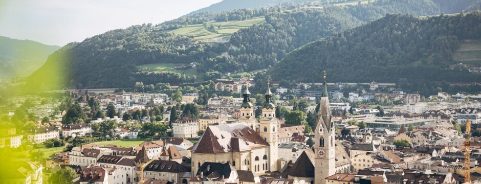 View over Brixen Südtirol with the old town, church towers and green mountain slopes. | © Thomas Rötting