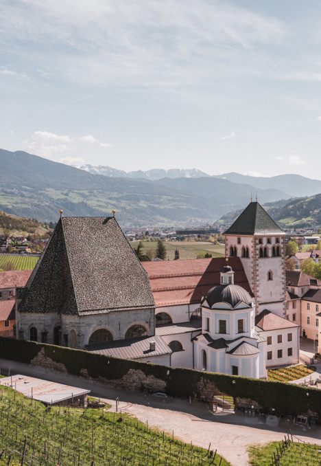 Vista su Brixen Südtirol con torri storiche della chiesa e la valle circondata dalle montagne.