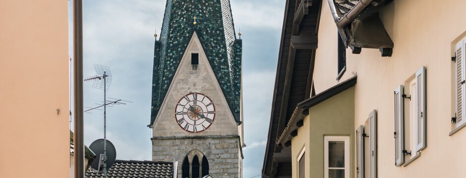 Stretta via del centro storico con il campanile tra le case storiche di Brixen Südtirol. | © Brixen Südtirol Dolomites Italy
