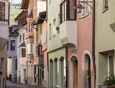 Enge Kopfsteinpflastergasse mit bunten historischen Häusern in Brixen Südtirol