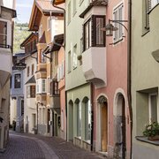 Stretta via in ciottoli con case storiche colorate a Brixen Südtirol