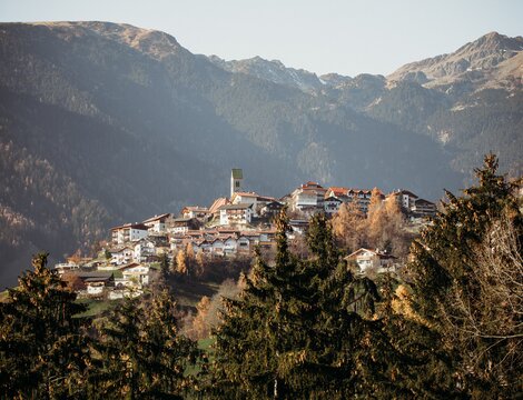 Borgo di montagna a Brixen Südtirol con case sul pendio davanti alle cime.