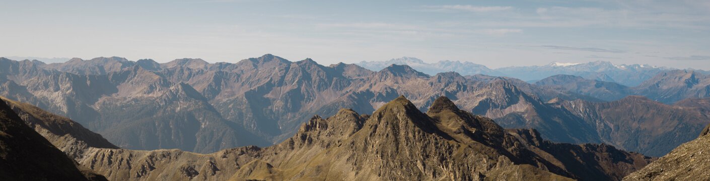 Cime alpine rocciose sopra un piccolo lago di montagna sotto un cielo azzurro limpido. | © IDM Südtirol-Alto Adige/Manuel Kottersteger