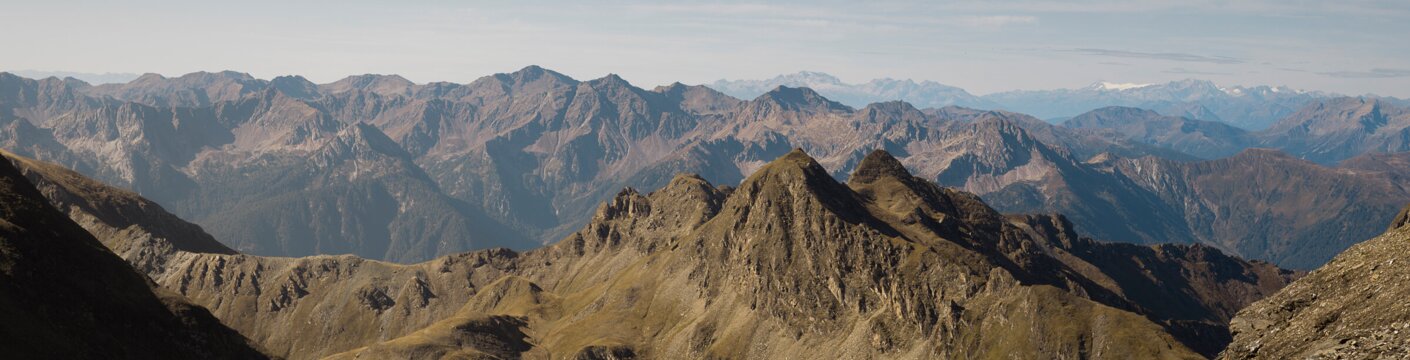 Felsige Alpengipfel über einem kleinen Bergsee unter klarem blauem Himmel. | © IDM Südtirol-Alto Adige/Manuel Kottersteger
