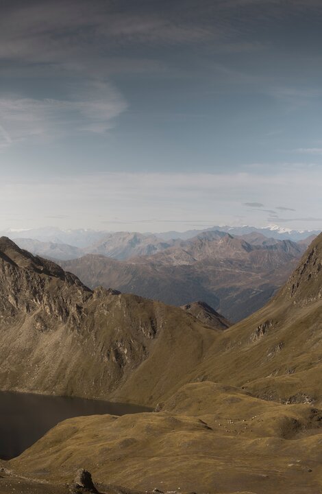 Rocky mountain peaks and valleys under a clear sky in Brixen Südtirol. | © IDM Südtirol-Alto Adige/Manuel Kottersteger