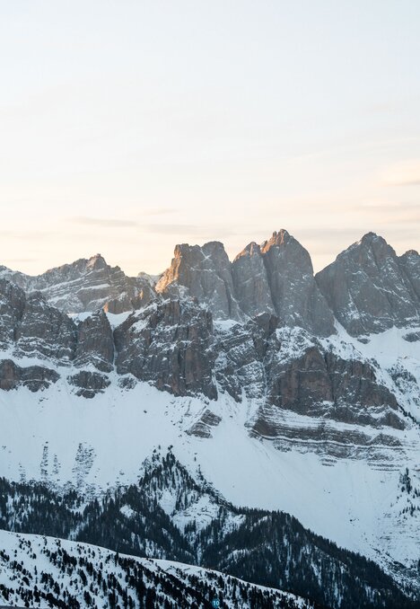 Cime innevate sopra una valle di montagna all’alba nella zona di Brixen Südtirol.