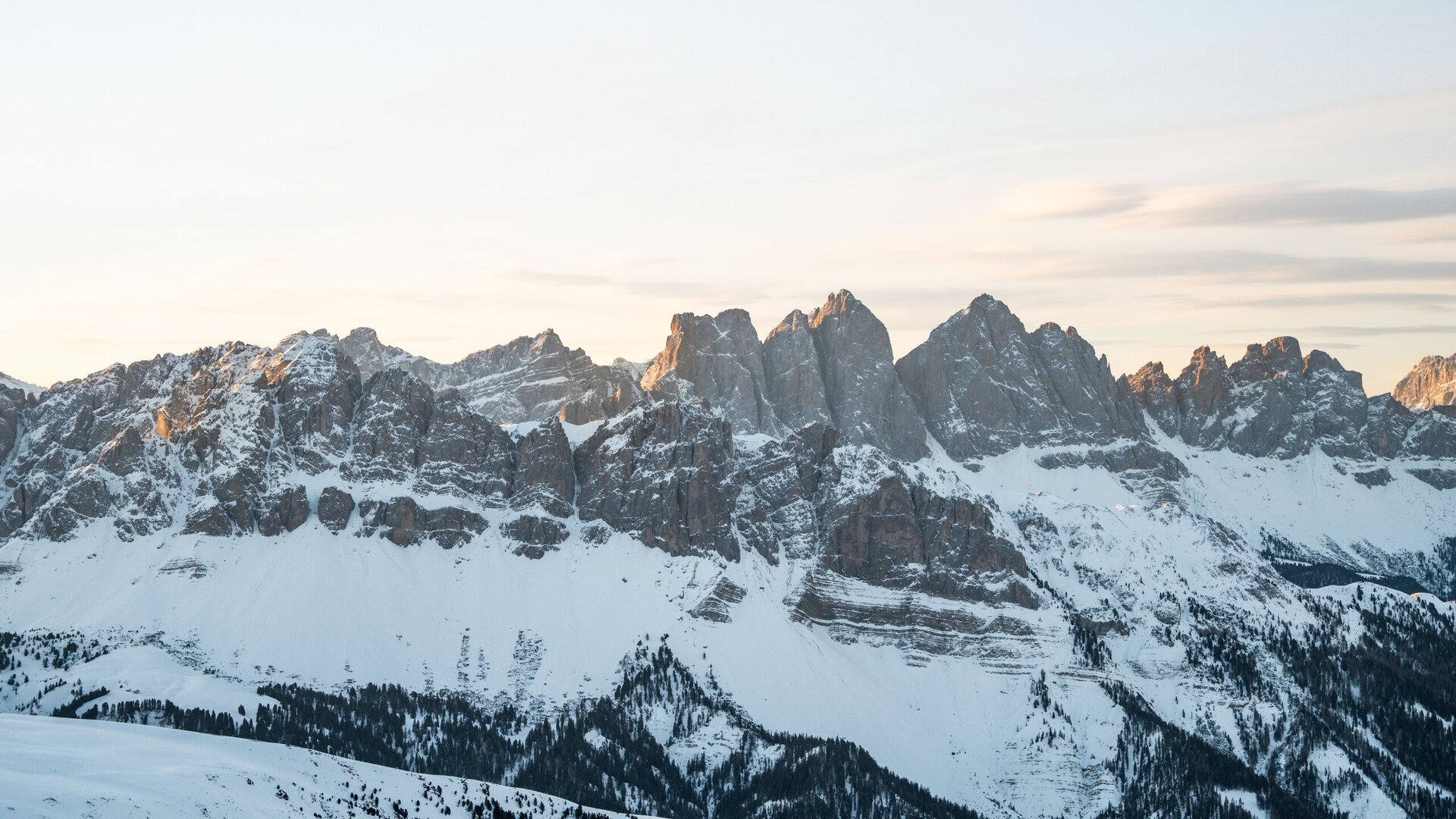 Cime innevate sopra una valle di montagna all’alba nella zona di Brixen Südtirol.