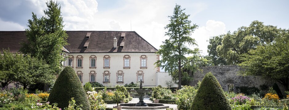 Giardino formale con siepi sagomate e edificio storico a Brixen Südtirol