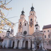 Cattedrale di Brixen Südtirol con due torri e facciata ad archi su una piazza tranquilla.