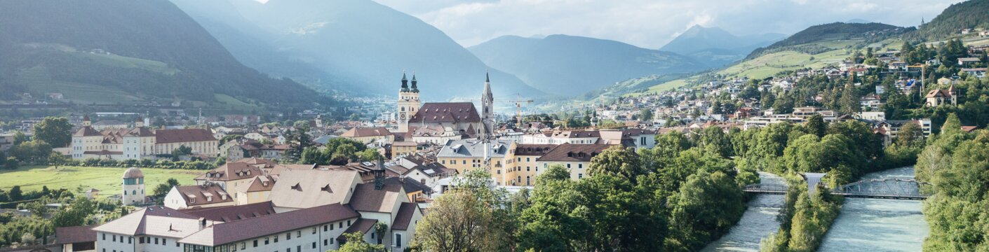 Brixen Südtirol vista dall’alto con il fiume, il centro storico e le montagne intorno.