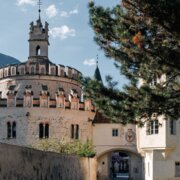 Torre storica e arco in una stretta via di Brixen Südtirol