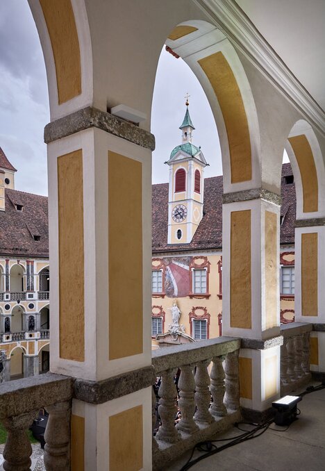 Cortile ad arcate con campanile a Brixen Südtirol