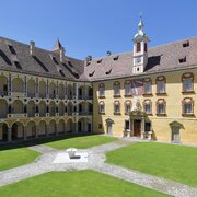 Cortile storico con arcate e facciata gialla a Brixen Südtirol