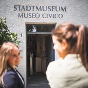 Ingresso del Stadtmuseum Museo Civico con due persone sfocate in primo piano