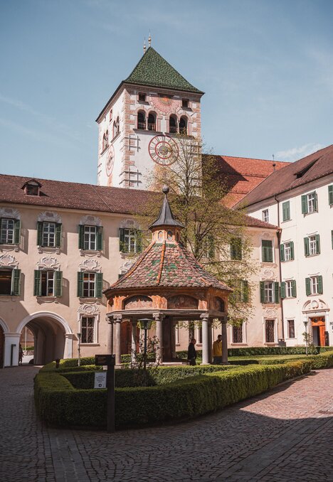Cortile storico con torre e piccolo padiglione a Brixen Südtirol.