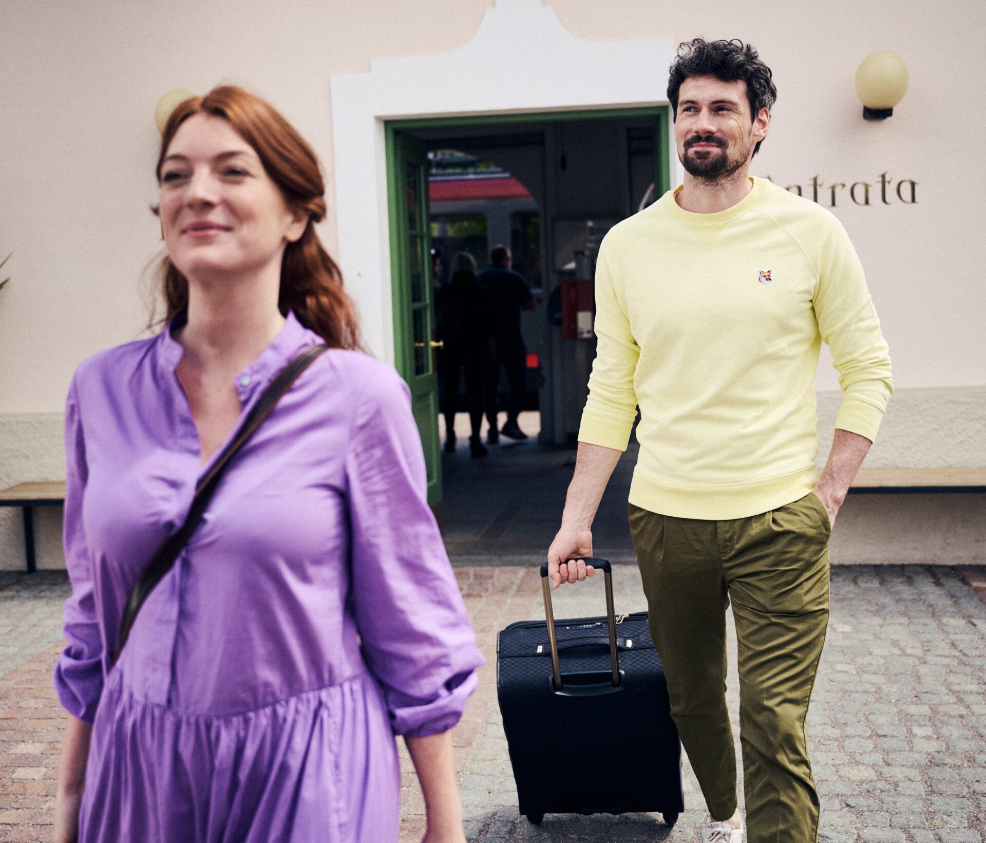 Una coppia cammina con una valigia davanti all’ingresso dell’hotel. | © IDM Südtirol-Alto Adige/Manuel Ferrigato